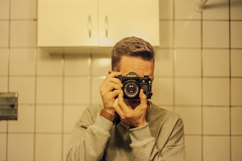 Mauro Gianzone tomando una fotografía con su cámara